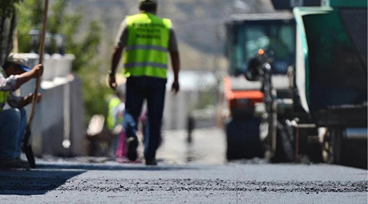 Kamu işvereni teklif için geri sayımda <br><br>İşveren tarafını temsil eden TÜHİS (Türk Ağır Sanayii ve Hizmet Sektörü Kamu İşverenleri Sendikası), şu anda taleplerle ilgili maliyet analizleri yapıyor. Bu sürecin tamamlanmasının ardından ilk teklifin kamuoyuna açıklanması bekleniyor.