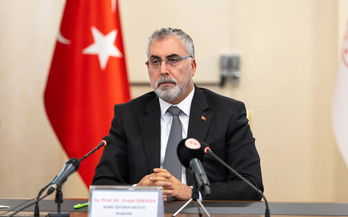 Bakan Işıkhan'dan umut veren açıklama<br><br>AK Parti TBMM Grup Toplantısı öncesi konuşan Çalışma ve Sosyal Güvenlik Bakanı Vedat Işıkhan, "TÜRK-İŞ ve HAK-İŞ'ten teklifler geldi. Şu an değerlendirme sürecindeyiz. İnşallah bir araya gelip ortak bir noktada buluşacağız. Çok uzamayacaktır diye düşünüyorum" dedi.