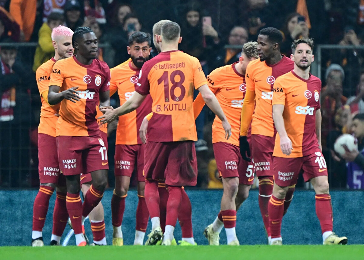 Galatasaray'ın önümüzdeki sezon giyeceği formalar ise ortaya çıktı.