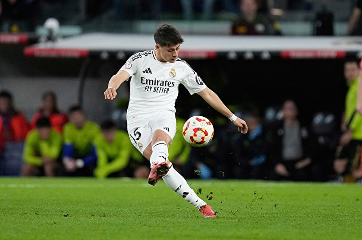 19 yaşındaki yıldızın en ciddi talibi Arsenal olsa da Arda'yı Liverpool ve Inter'in de yakında takip ettiği kaydedildi.<br>