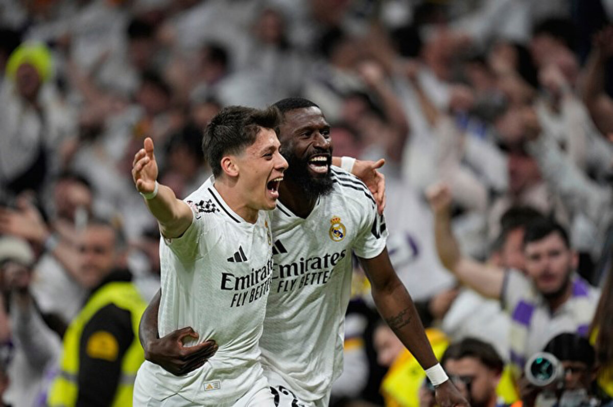 Arda Güler'in Real Madrid'deki geleceğiyle ilgili söylentiler sezon sonu yaklaştıkça artmaya devam ediyor. Teknik direktör Carlo Ancelotti'den forma şansı bulmakta zorlanan Arda için son transfer iddiası ise İngiltere'den geldi.<br>