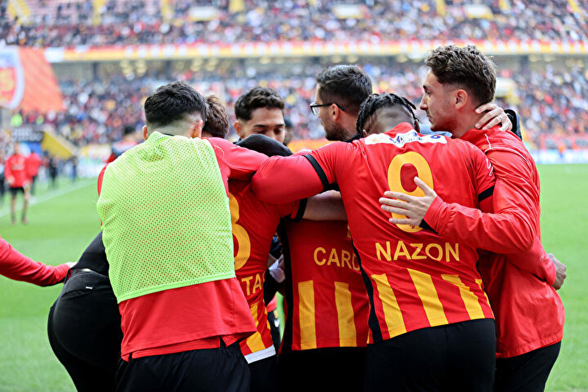 Mücadele öncesi Kayserispor Takımı'nda 9 futbolcu kart sınırında yer alıyordu. Sarı-kırmızılılarda Cardoso, Baran, Bourabia, Carlos Mane, Nazon, Bilal, Kolovetsios, Attamah ve Kartal Yılmaz kart görmeleri halinde Fenerbahçe maçında forma giyemeyecekti.<br>