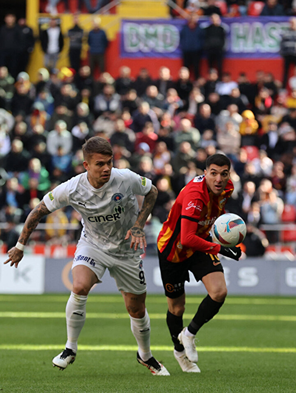 Kırmızı kart gören Hosseini, sarı kart gören Mehdi Bourabia, Kartal Yılmaz, Kolovetsios ve Miguel Cardoso Fenerbahçe maçında takımlarını yalnız bırakacak. Ayrıca forvet oyuncusu Bahoken sakatlanarak karşılaşmaya devam edemedi.<br>