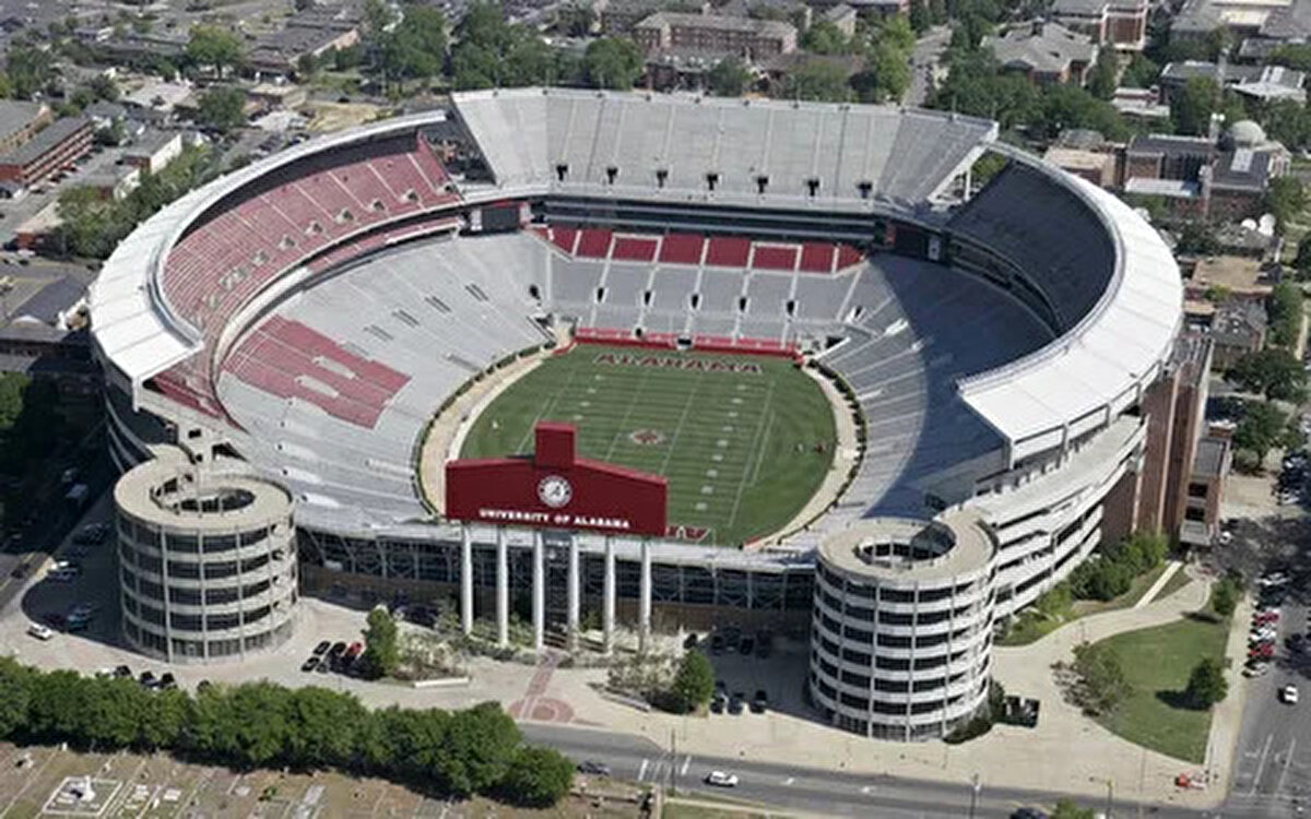 8) Bryant-Denny Stadium, 101.821 -  ABD