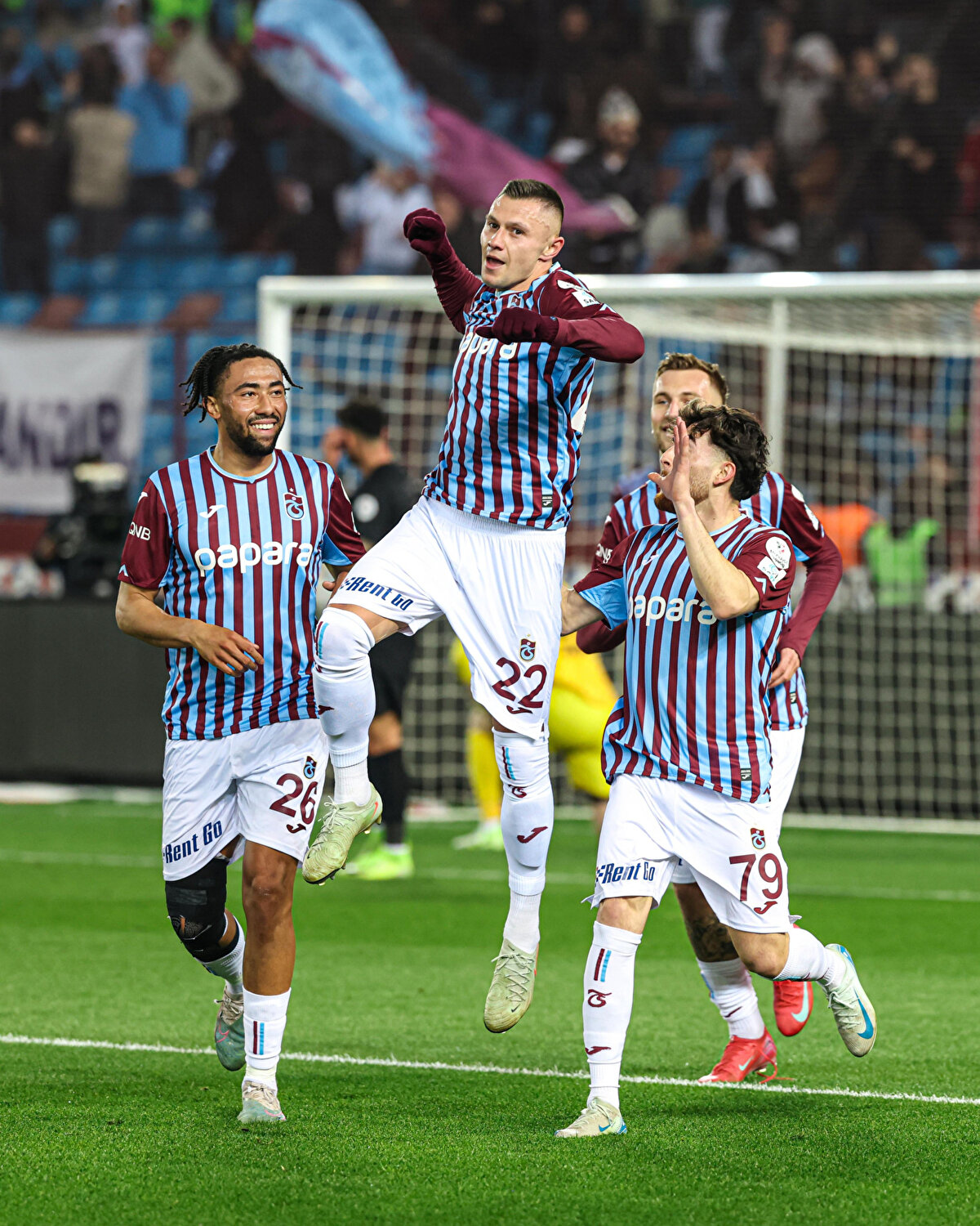 Trabzonspor, maçın ilk yarısında Ukraynalının  15. ve 21. dakikalarda bulduğu goller ile Çaykur Rizespor karşısında 2-0 önde  