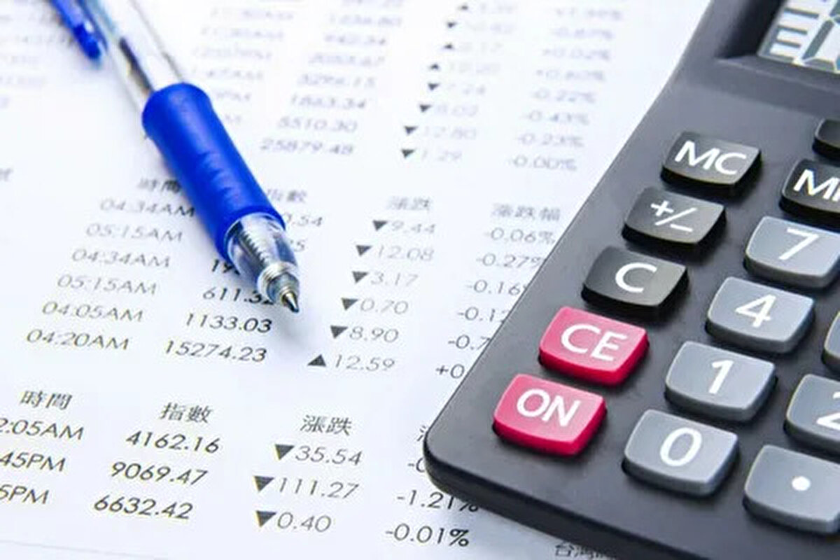 Temettü oranı nasıl hesaplanır?<br>Temettü oranı, bir şirketin elde ettiği kârın ne kadarını hissedarlarına temettü olarak dağıttığını gösteren bir finansal ölçüttür. Bu orana bakarak şirketin kârının ne kadarını yeniden yatırıma yönlendirdiğini tahmin edebilir, şirketin büyüme planlarını değerlendirebilirsiniz.<br> <br><br>Temettü oranının hesaplanması için dağıtılan temettü tutarının net kâra bölünmesi şeklinde gerçekleşir. Örneğin, bir şirketin bir mali yıl içinde 1.000.000 TL net kâr elde ettiğini ve aynı dönemde hissedarlarına 300.000 TL temettü dağıttığı düşünülebilir. Bu durumda temettü oranı %30 olarak hesaplanır, yani şirketin net karının %30'unu hissedarlarına temettü olarak dağıttığı anlamına gelir.