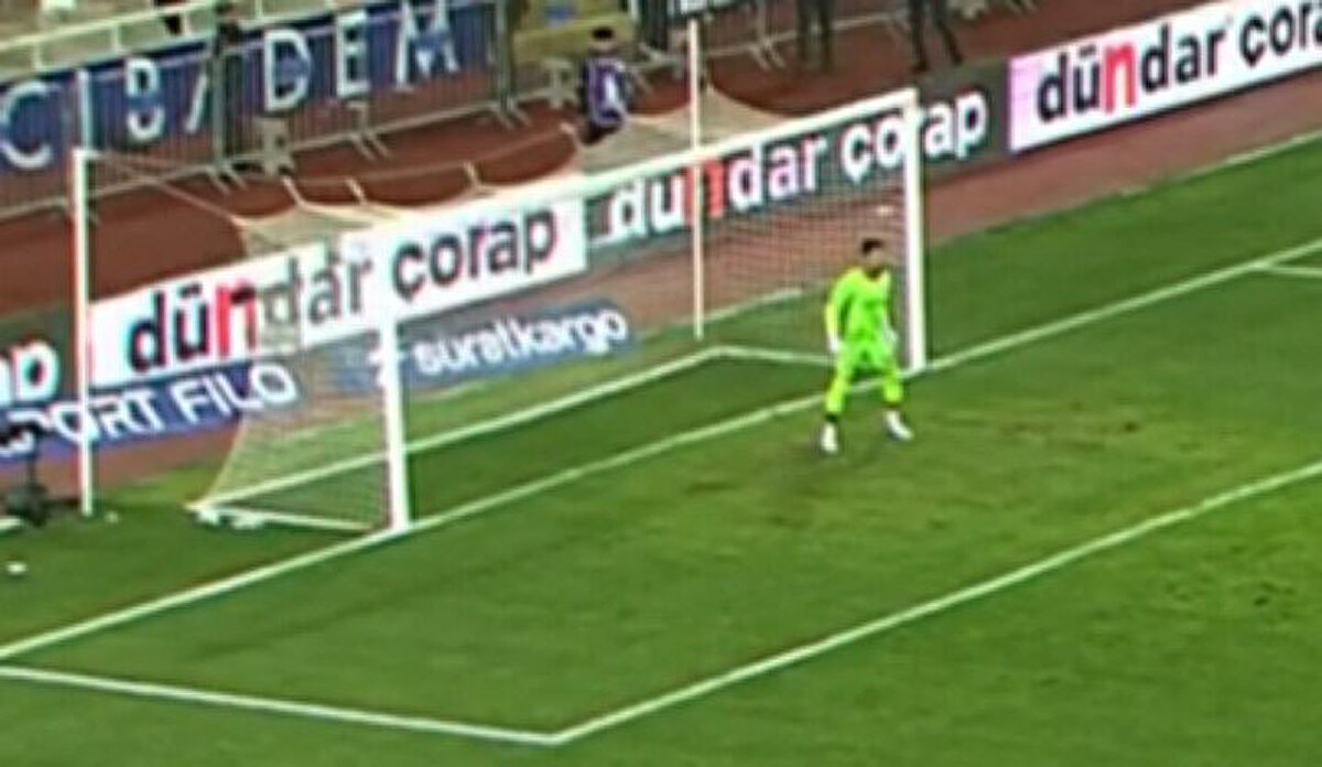 Ali Şaşal'ın Anderson Talisca'nın golünde durduğu yer, sosyal medyada özellikle rakip takım taraftarlarının tepkisini çekti.<br>