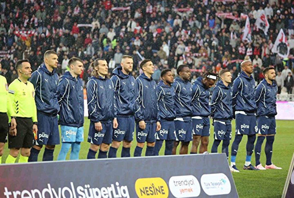 Fenerbahçe, Süper Lig'in 31. haftasında Sivasspor ile karşılaşıyor. Sarı Lacivertliler maçı kazanması halinde Galatasaray ile arasındaki puan farkını 3'e indirecek. Fenerbahçe bir sonraki haftada evinde Kayserispor ile karşılaşacak.<br>