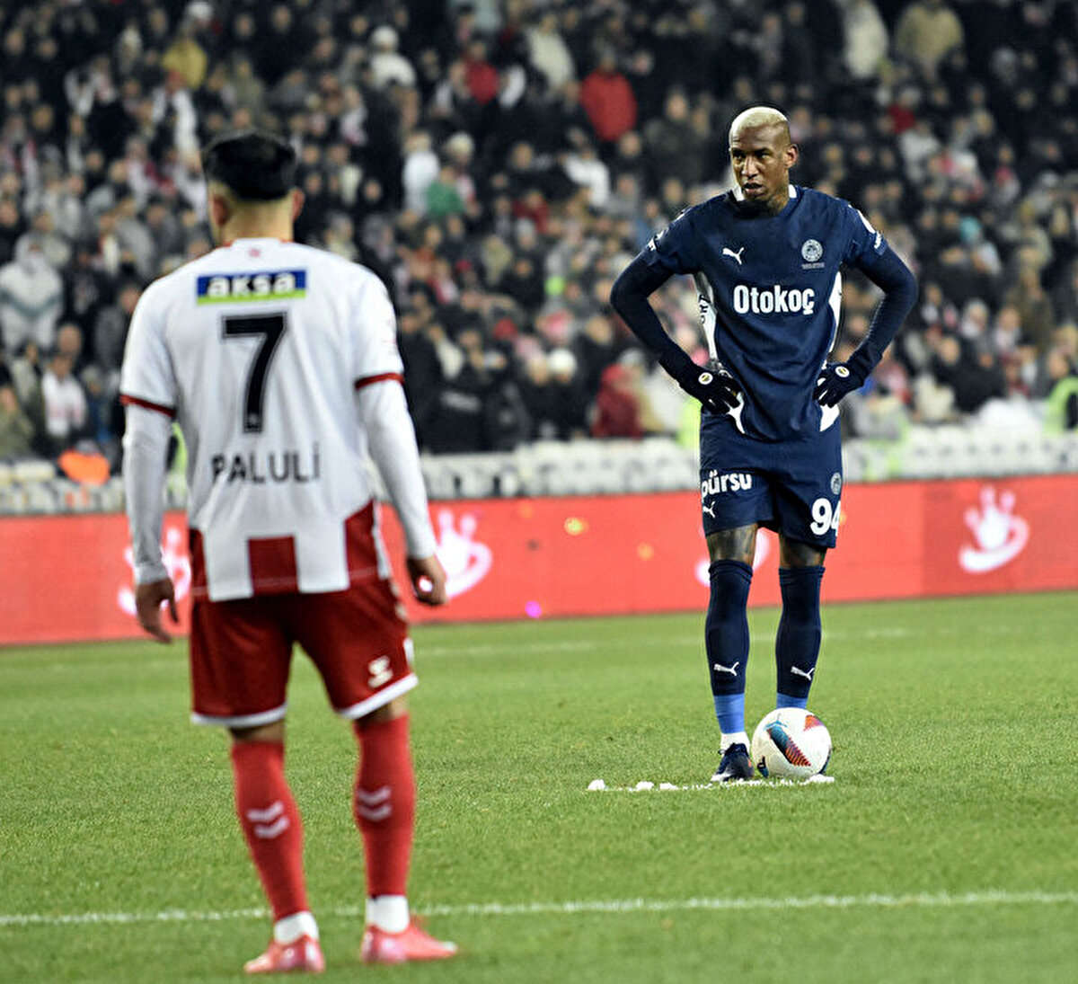 Anderson Talisca'nın attığı golle Fenerbahçe, devreye 1-0 önde girdi. Brezilyalı yıldızın attığı frikik golünde Ali Şaşal'ın durduğu yer ve kurdurttuğu baraj eleştirildi.<br>