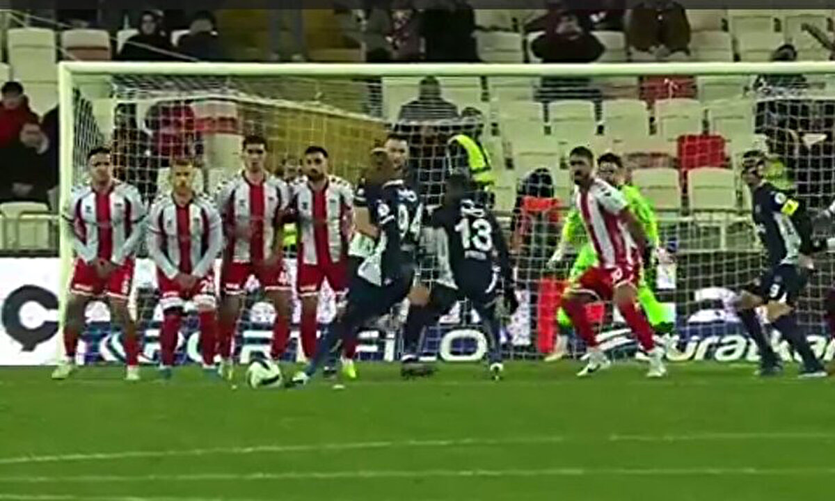 Talisca'nın attığı frikik golünde barajın görüntüsü bu şekilde<br>