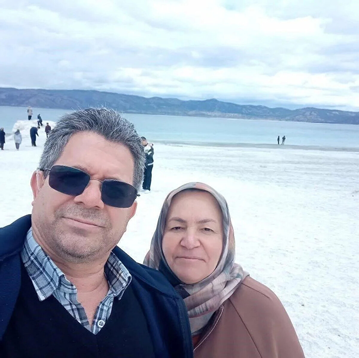 Cinayetler Acıpayam ilçesi Çiftlik Mahallesi’nde işlendi. Bugün öğle saatlerinde iki kardeş arasında miras paylaşımı nedeniyle başlayan tartışma kısa sürede kavgaya dönüştü. Edinilen bilgiye göre, Şerif Ali Acar isimli ağabey ile kardeşi Süreyya Acar arasında sokakta başlayan tartışmaya Süreyya Acar’ın eşi Zennur Acar katıldı. Tartışma sırasında öfkesine yenilen Şerif Ali Acar, evine giderek tüfeğini aldı.