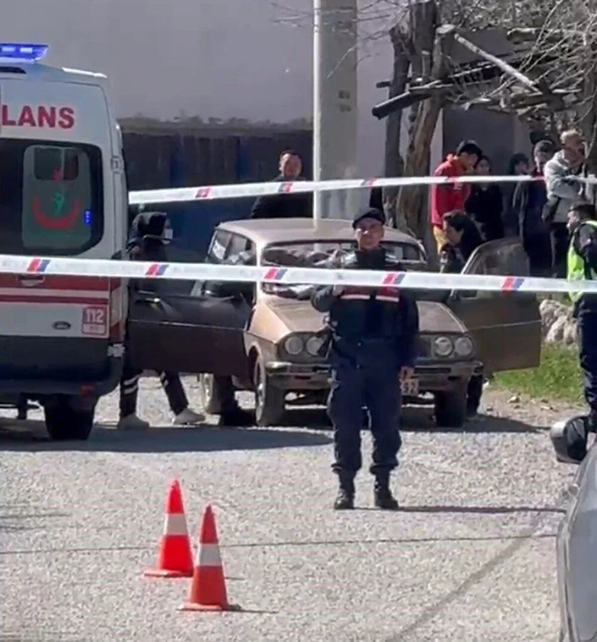 Süreyya Acar ve Zennur Acar 20 KS 492 plakalı araçlarına binerek olay yerinden uzaklaşmak istedi. Tüfekle gelen Ağabey Şerife Ali Acar, kardeşi Süreyya Acar ile onun eşi Zennur Acar’a tüfekle ateş etti. Olay yerinde Acar ailesi hayatını kaybetti. Ağabey Şerife Ali Acar olay yerinden kaçtı.<br><br>İhbar üzerine bölgeye çok sayıda jandarma ve sağlık ekibi sevk edildi. Sağlık ekipleri, Süreyya ve Zennur Acar’ın yaşamını yitirdiğini belirledi.