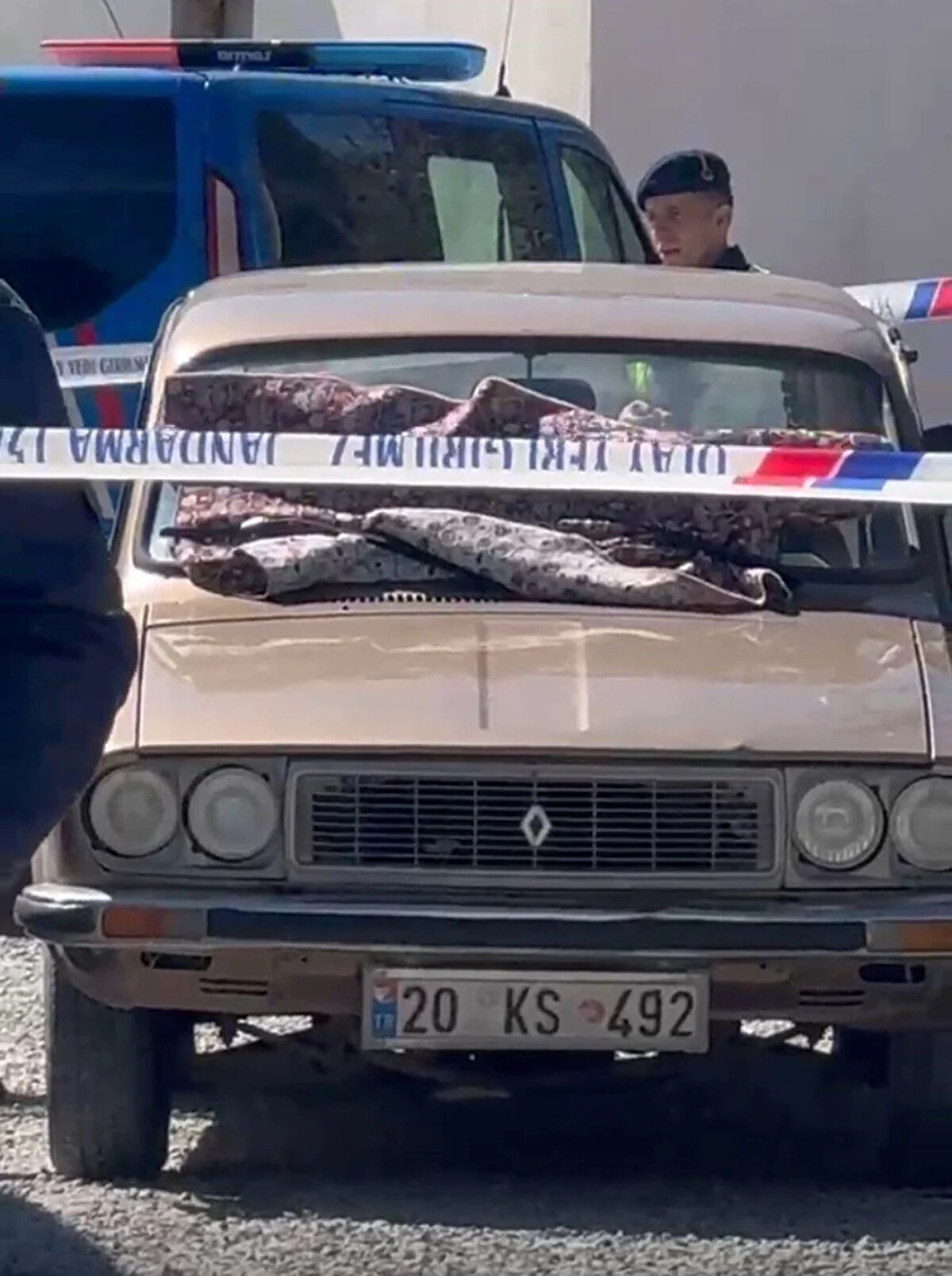 KATİL ZANLISI AĞABEY ARANIYOR<br>Süreyya ve Zennur ailesinin 2 çocukları olduğu öğrenildi. Otomobilde hayatını kaybeden karı ve koca olay yeri incelemelerinin ardından otopsi yapılmak üzere adli tıp kurumu morguna kaldırılacak. Cinayetin ardından kaçan zanlı Şerif Ali Acar için jandarma ekipleri geniş çaplı operasyon başlattı.