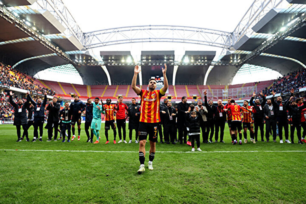 Takımının gösterdiği mücadeleden dolayı mutlu olduğunu belirten Kayserispor Teknik Direktörü Sergej Jakirovic, "Geldiğimizden beri oynadığımız her maç çok önemli. Bugün de yine çok çok önemli bir maç oynadık. Hafta içi bazı problemlerimiz vardı. Sakat oyuncularımız vardı. Dolayısıyla bu maç öncesinde bazı oyunular da fedakarlıklarda bulundular. Oyuna bakacak olursak oyunda zorlandığımız bazı anlar vardı. Oyunda zorlandık. Oyuna tam anlamıyla istediğimiz gibi adapte olamadık. Sonrasında da maç içerisinde gördüğümüz kırmızı kart sonrası 10 kişi kaldık. Ama sonrasında takımımın sahaya inanılmaz bir karakter koydu. Onlara teşekkür etmek istiyorum. Ayrıca taraftarımız da bugün çok iyiydi." dedi.<br>