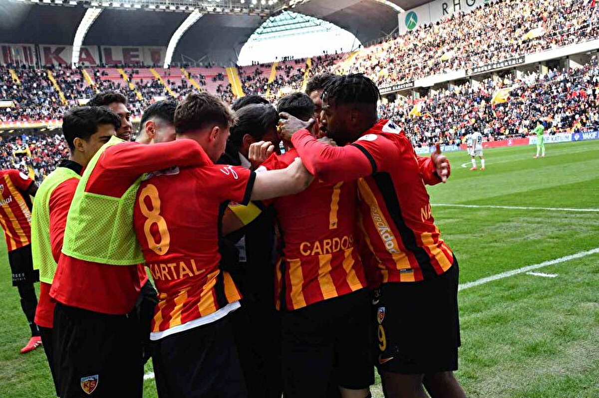 Kayserispor, Süper Lig'in 31'inci haftasında sahasında ağırladığı Kasımpaşa'yı 1-0 mağlup etti. Karşılaşmanın ardından düzenlenen basın toplantısında Kayserispor Teknik Direktörü Sergej Jakirovic ile Kasımpaşa Yardımcı Antrenörü Serhat Sütlü açıklamalarda bulundu.<br>