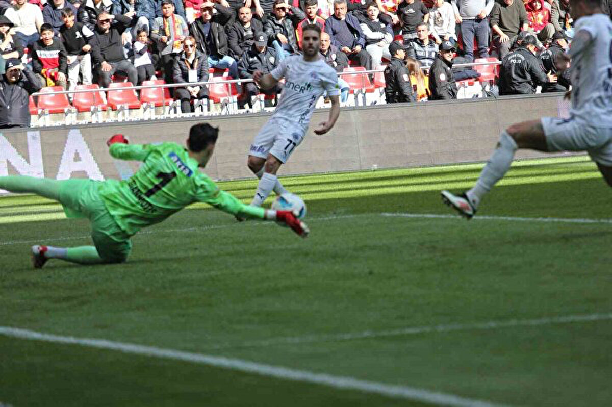 Hayal kırıklığına uğradıklarını belirten Kasımpaşa Yardımcı Antrenörü Serhat Sütlü, “Maç öncesi tüm planlarımızı kazanmak üzere yapmıştık. hayal kırıklığına uğradık. Oyunun her anında domine eden, savunmanın arkasına atılan toplarda pozisyon aradık. Kırmızı karttan sonra oyuncularda bir rahatlama ve rehavet oldu. Bir anlık konsantrasyon eksikliğinde de oyunda geriye düştük. 1-0'dan sonra tekrar beraberliği arayan bir oyuncu grubu vardı. Üzgünüz, ama lig devam ediyor. Bir an önce bugünü unutup sonraki maçımıza hazırlanma niyetindeyiz. Kayserispor'u tebrik ediyorum zor bir süreçten bir şekilde kurtulmaya çalışıyorlar” dedi.<br>