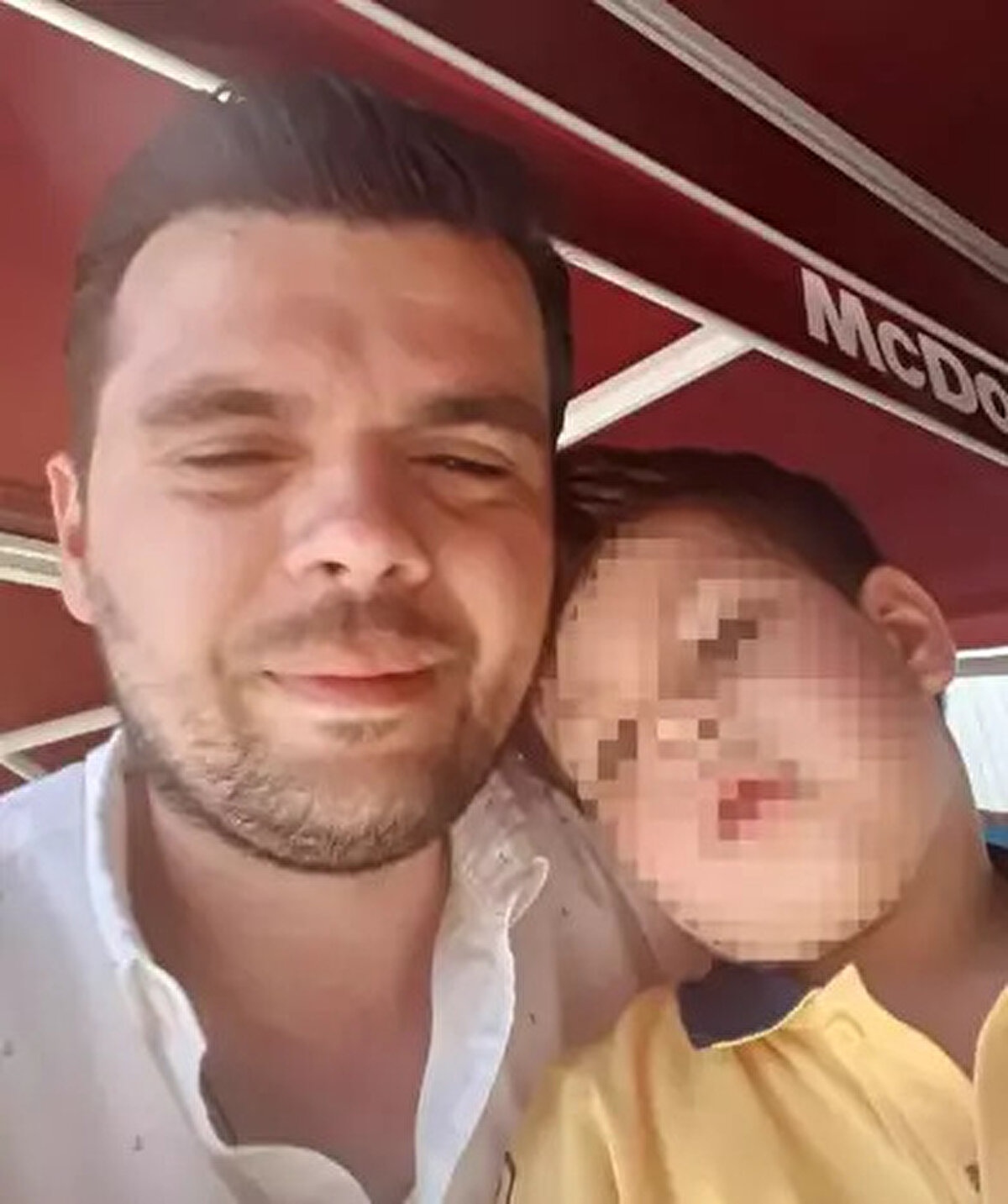 "Aileler yok oluyor"<br><br>Mahalle sakini Zöhre Paydaş, "Tüylerim diken diken oldu. Öfkelendin mi? Çık dışarı. Öfken dinince eve geri gelirsin. Çok kötü bir durum, insan haberlerde dinliyor. Aileler yok oluyor. Veren canı Allah alsın. Çok etkilendim, ağladım. Bakar mısınız? Kapıları açık, camları açık, çamaşırları kaç gündür dışarıda. Kötü bir şey. Allah kimseye yaşatmasın" şeklinde konuştu.