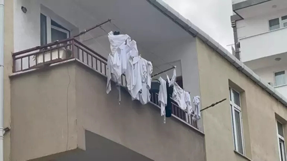 "Kaçmaya çalışırken polis yakaladı"<br><br>Kartal İlçe Emniyet Müdürlüğü'ne bağlı polis ekipleri tarafından yapılan çalışmalarda kaçmaya çalışırken yakalanan S.T. gözaltına alındı. Şüpheli S.T., emniyetteki işlemlerinin ardından sevk edildiği adli makamlarca tutuklanarak cezaevine gönderildi.