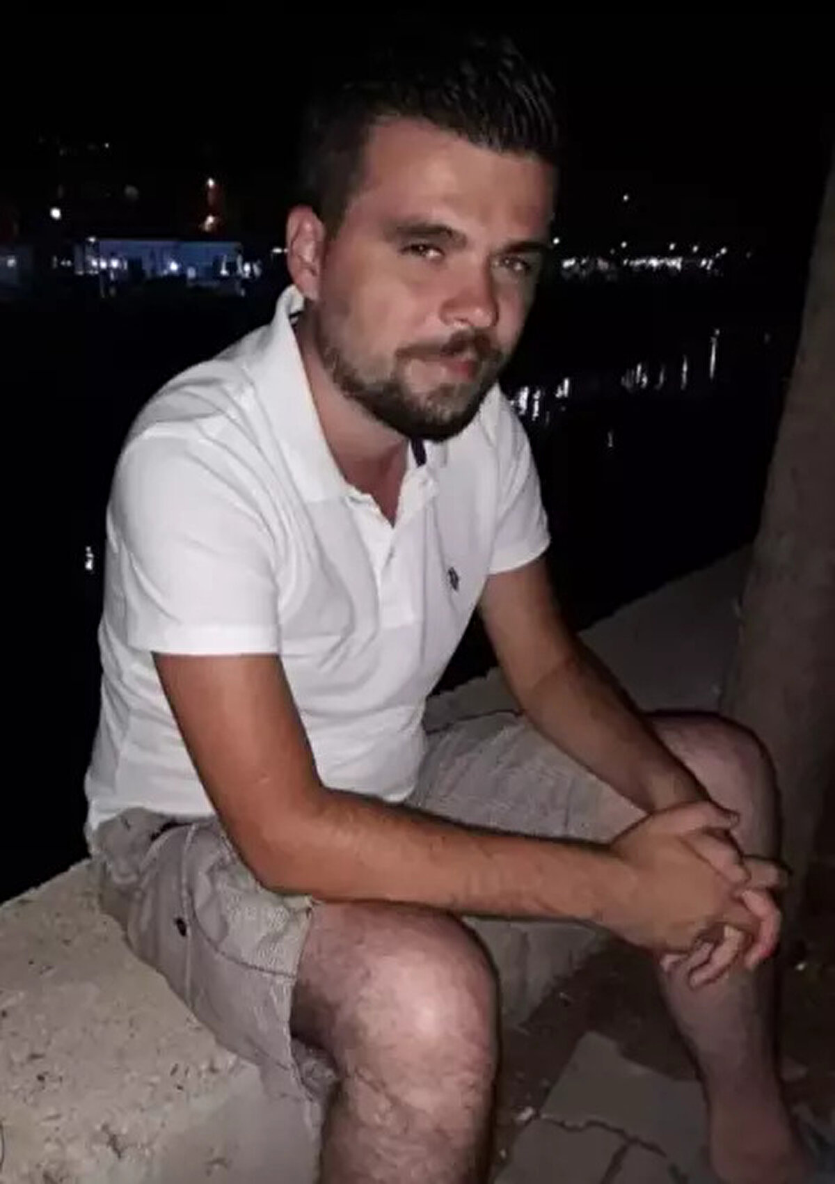 "Gayet mutlu görünüyorlardı"<br><br>Mahallede süt satışı yapan ve çiftin müşterileri olduğunu ifade eden Gürsel Altuntaş, "İyi birisi olarak biliyordum. Ara sıra süt alıyorlardı. Gayet mutlu görünüyorlardı. Müşterimdi ve iyilerdi ama üzüldüm. İkisinden de böyle bir şey beklemiyordum, üzüldük" dedi.