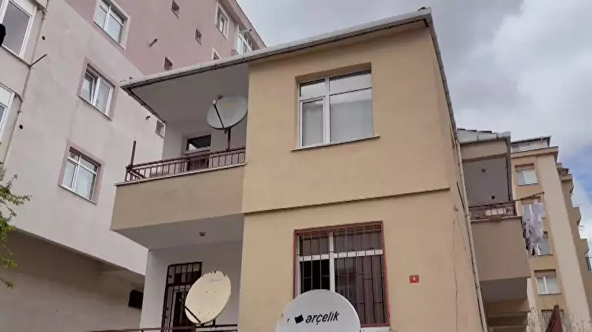 "Eşim hasta, hastaneye gitmesi gerekiyor"<br><br>Eşini bıçakla yaralayan S.T.'nin taksi durağını aradığı ve 'Eşim hasta, hastaneye gitmesi gerekiyor' diyerek araç istediği öğrenildi. Adrese gelen taksi şoförü hasta olduğunu düşündüğü yolcuya yardım etmek için yukarı çıktığında ise kanlar içinde yatan Emre Erim ile karşılaştı. Taksi şoförü, 112 Acil Çağrı Merkezi'ni arayarak yardım istedi.