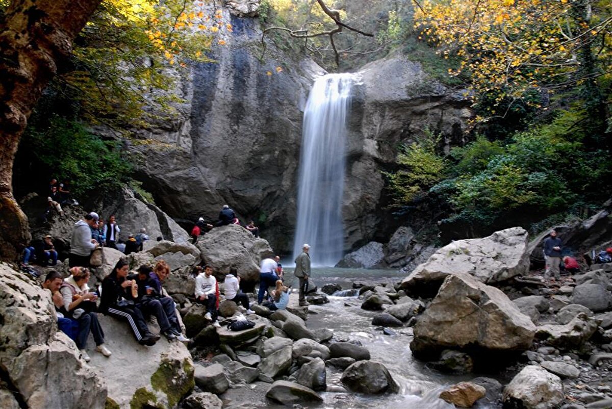 Doğançay Şelalesi ve yaylalar: Kamp, doğa yürüyüşü ve fotoğraf tutkunları için huzurlu kaçış noktaları.