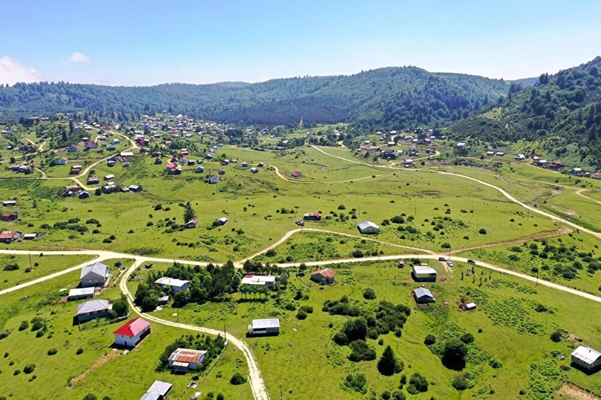 Sakarya, yaylaları ile yerel halkın da turistlerin de oldukça ilgisini çeker. Özellikle kamp yapmak isteyenler için vazgeçilmez bir noktadır.