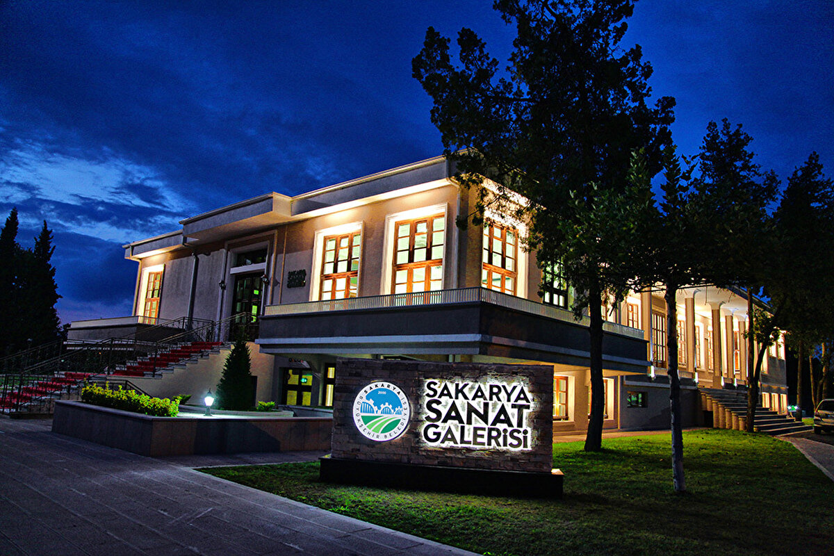 Kültür, sanat ve etkinlik hayatı<br><br>Sakarya, yıl boyunca çeşitli kültür ve sanat etkinliklerine ev sahipliği yapar. Kent merkezinde bulunan Sakarya Sanat Galerisi ve Sakarya Büyükşehir Belediyesi Kültür Sanat Etkinlikleri, konserler, tiyatrolar ve sergilerle dolup taşar. Taraklı'daki geleneksel evler UNESCO Dünya Mirası Geçici Listesi'ndedir.