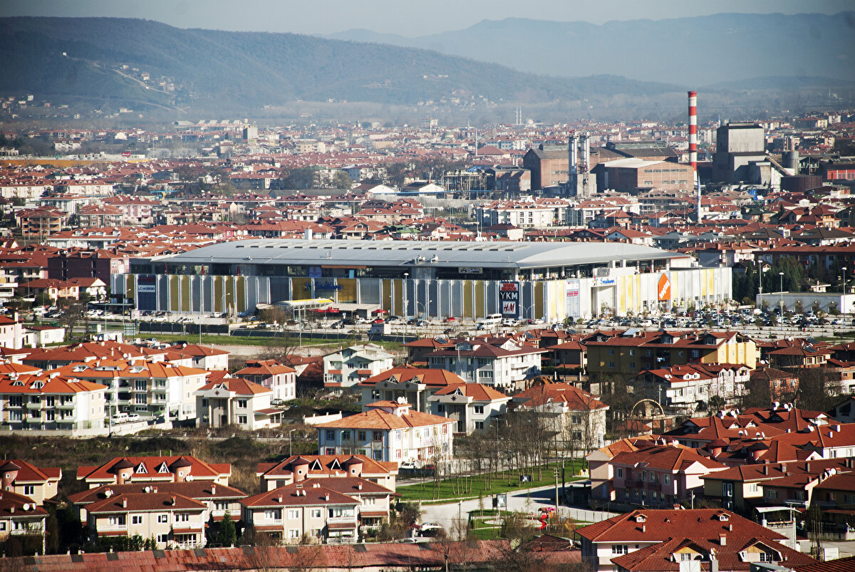 Konut fiyatları ve yaşam maliyeti<br><br>Sakarya, özellikle İstanbul’a yakınlığı sayesinde göç alan şehirler arasında yer alıyor. Bu durum konut fiyatlarını etkiliyor. 2025 yılı itibarıyla Sakarya genelinde ortalama satılık daire fiyatı 2,5 milyon TL, kira ortalaması ise 10 bin TL civarında. <br>Özellikle Sapanca, Serdivan ve Adapazarı ilçeleri, en çok tercih edilen bölgeler arasında yer alıyor. Bu bölgelerdeki kira ortalaması, genel ortalamadan yüksek seyrediyor.