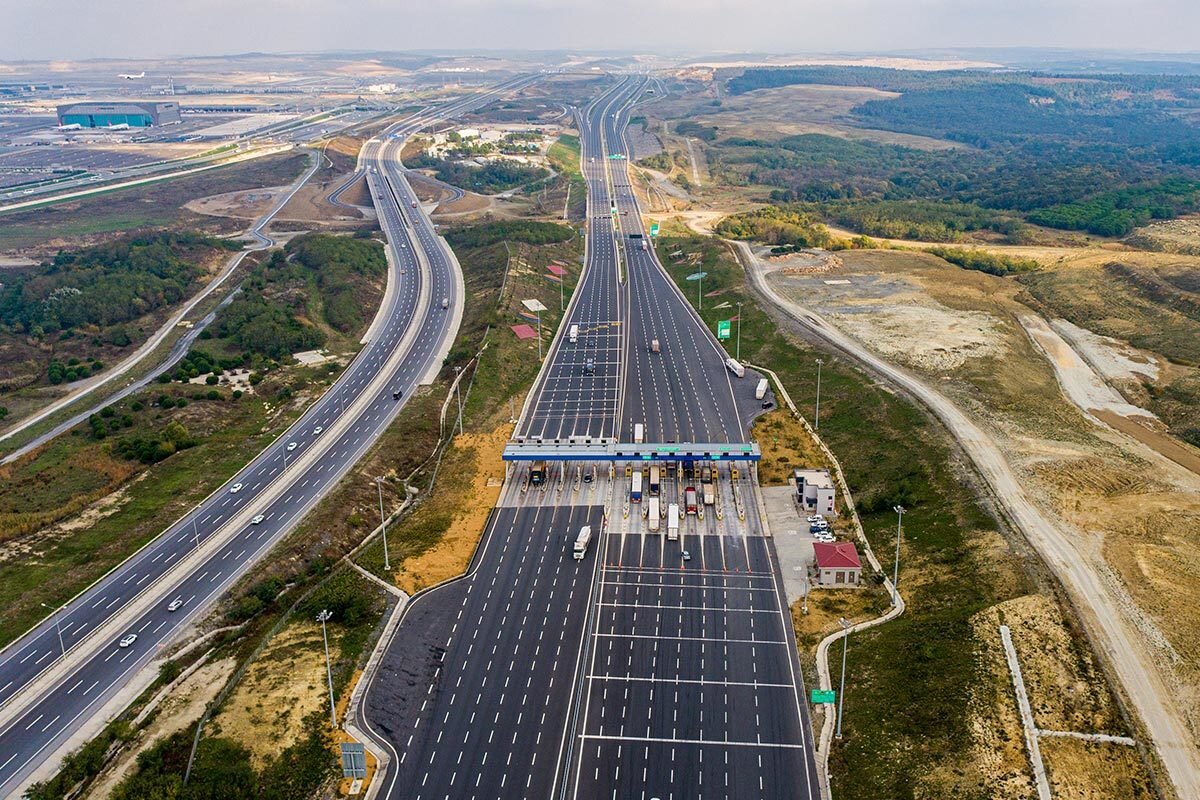 Ulaşım ve erişim olanakları<br><br>Sakarya, hem karayolu hem de demiryolu ulaşımı açısından avantajlı bir şehir. TEM Otoyolu, D-100 karayolu ve Kuzey Marmara üzerinden İstanbul ve Ankara’ya kolayca ulaşmak mümkün. 