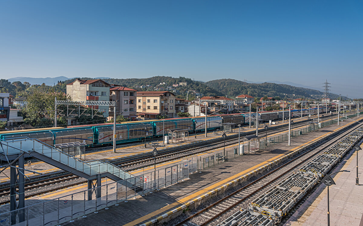 Ayrıca, Adapazarı Ekspresi ve Yüksek Hızlı Tren (YHT) bağlantıları sayesinde demiryolu ulaşımı da aktif. Şehir içi ulaşımda otobüs, minibüs ve bisiklet yolları yaygın olarak kullanılıyor.
