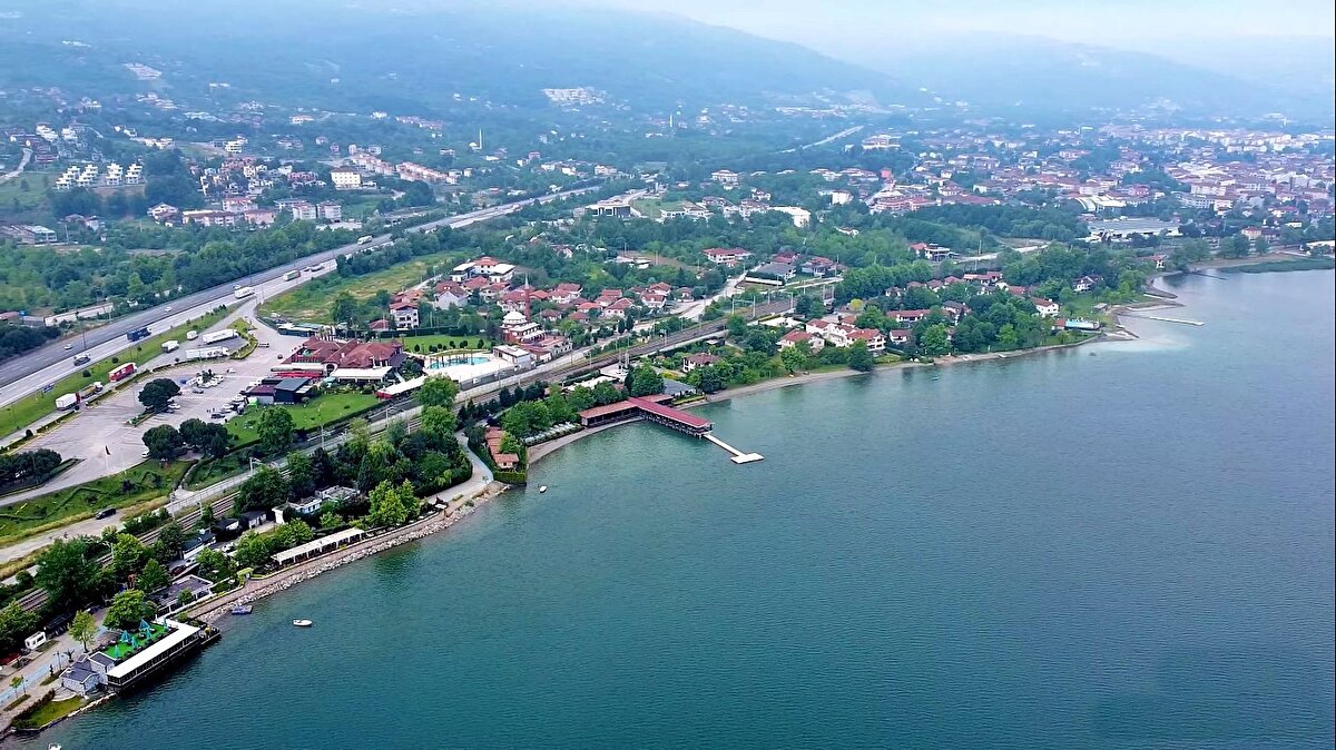 Sakarya’ya neden gelinmeli?<br><br>Sakarya; İstanbul’a yakınlığı, doğası, kültürü, üniversitesi, yatırım fırsatları ve huzurlu yaşam olanaklarıyla hem yatırımcıların hem de gezginlerin radarında. Doğada dinlenmek, tarihi keşfetmek ya da yeni bir yaşam kurmak isteyenler için ideal bir adres.
