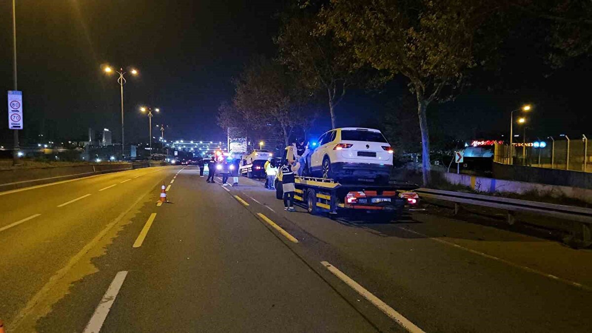 Kazaya sebebiyet veren sürücü dahil yaralanan 4 kişi ise çevre hastanelere kaldırıldı.