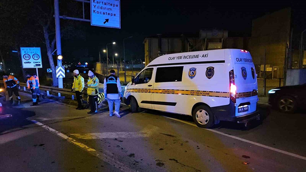 Kaza, saat 03.00 sıralarında Bayrampaşa Sağmalcılar O-3 TEM Otobanı Esenler istikametinde meydana geldi. Edinilen bilgiye göre F.I. yönetimindeki Volkswagen marka cip, 34 MTJ 107 plakalı araca çarptı. Kaza yapan araçlara yardım etmek için 34 MTC 254 plakalı Opel marka otomobil ve A.S. yönetimindeki motosiklet kaza alanında durdu.