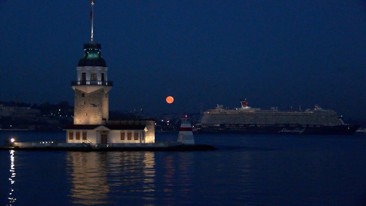 Üsküdar sahilde Kız Kulesi ile aynı kareye giren Dolunay, İstanbul'un birçok yerinden gözlemlendi.