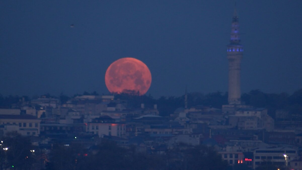 Battığı sırada İstanbul'un simge eserleriyle bir araya gelince eşsiz görüntüler oluştu. 