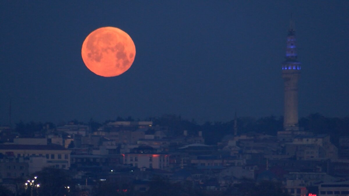 Bu gece, Türkiye'nin birçok yerinde gözlemlenen baharın habercisi olarak da bilinen ve 'Pembe Ay' adıyla anılan Dolunay, sabah saat 06.24'te battı.