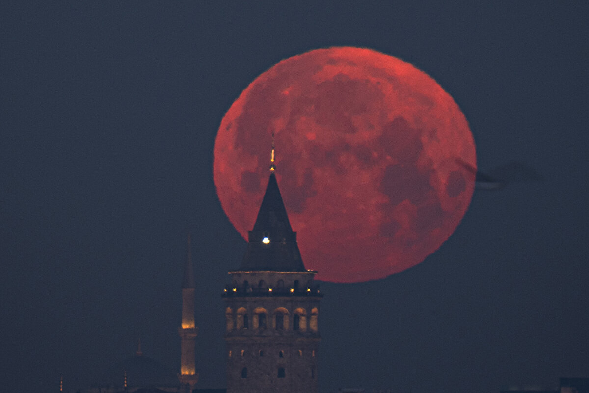 Pembe dolunay nedir?<br><br>Her ne kadar ismi 'Pembe Dolunay' olsa da, Ay gerçek anlamda pembe görünmüyor.