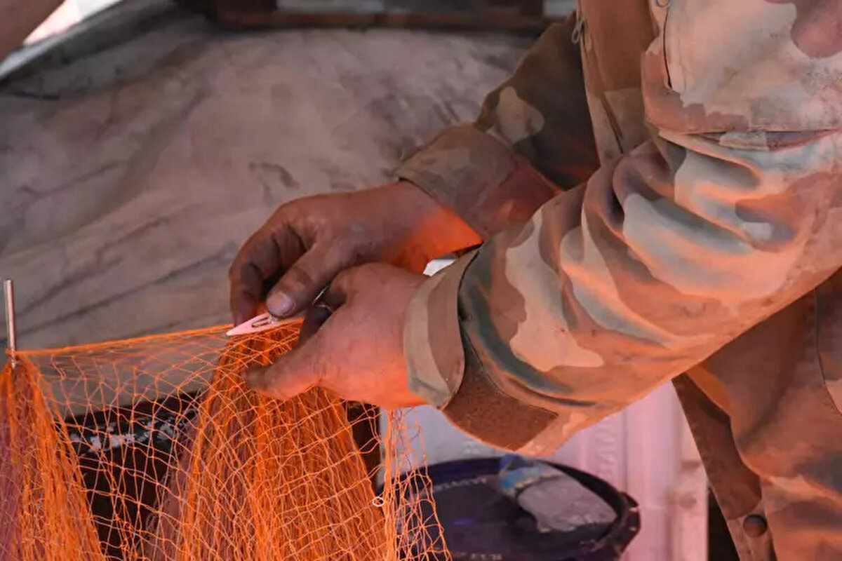 Balıkçılar ağlarının bakımını yapacak, 1 Eylül'de av sezonuna başlayacağız. Avcılık ticaretimiz hep rastgele. Buradan kazandığımız para ile yatırım yapamıyoruz, kazandığımızı bir dahaki sezon daha iyi olsun diye teknemize, ağımıza, teknenin boyasına, motoruna harcıyoruz. İnşallah iyi olacak. Herkes önümüzdeki yıldan ümitli. 1 Eylül 2025'te sezonu açacağız, uğurlu olacak diye bekliyoruz"