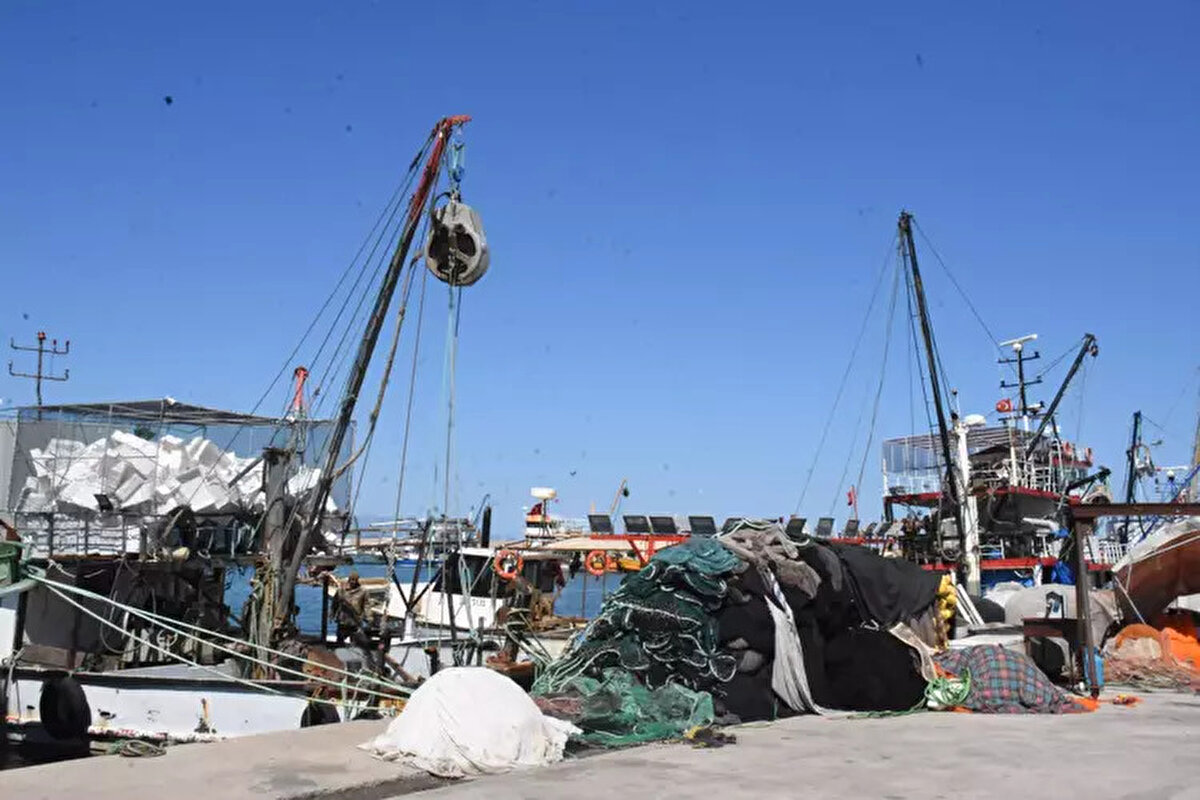 Av yasağı süresince gerçekleşebilecek ihlallerde 5 bin 600 liradan 170 bin liraya kadar idari para cezası uygulanacağını dile getiren Mustafa Şahin, "Yasak dönemde avcılık yapılmasının önüne geçilebilmesi için çalışıyoruz. Türkiye'deki en iyi su ürünleri kontrol teknelerden bir tanesi İzmir'de Reis Bey ile denetimleri yapıyoruz" ifadelerini kullandı.