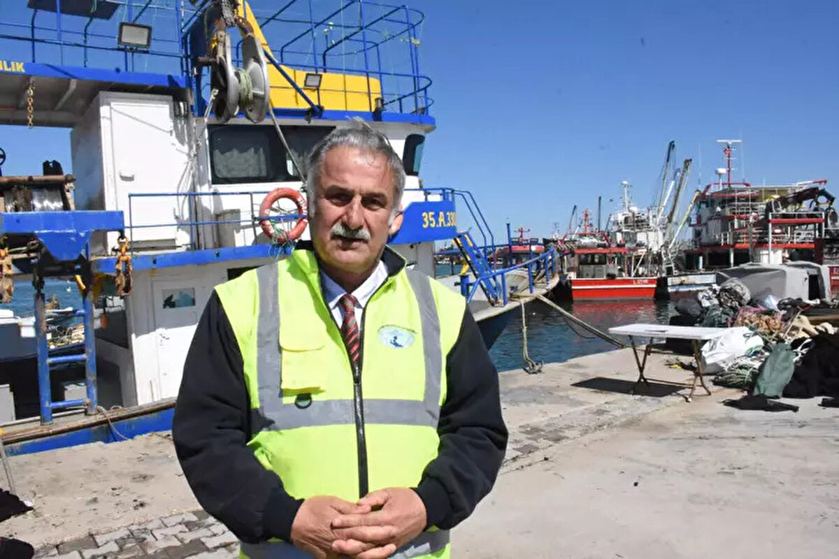 "Balıkçılar av sezonuna kadar ağlarının bakımını yapacak"<br><br>İzmir Deniz Ürünleri Avcıları Üreticileri Birliği Başkanı ve Ege Bölgesi Gırgır Balıkçıları Derneği Başkanı Mehmet Aksoy ise şu ifadeleri kullandı: "Bu sezon balıkçının istediği gibi olmasa da çok da kötü geçmedi. Kota sistemini İzmir'e uyguladık. Eksiklerimiz oldu ama bu yıl düzelteceğiz. Sezon açılışını 1 Eylül 2024'te yaptık, 15 Nisan 2025'te kapatıyoruz.