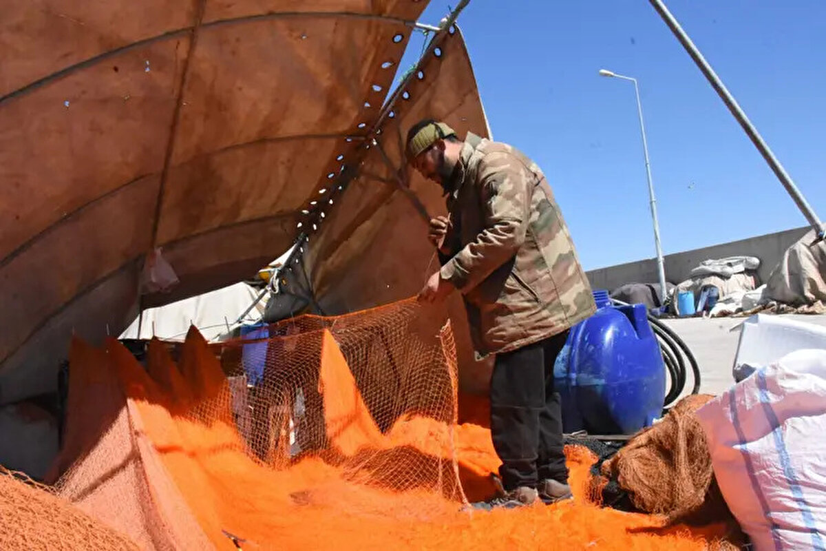 "3 milyonun üzerinde idari para cezası uyguladık"<br><br>İzmir'de su ürünleri avcılığı denetiminin 30 karaya çıkış noktasında yapıldığını ifade eden Şahin, "Bu noktalarda özellikle kotaya tabi olan ürünlerin kontrollerini yapıyoruz. Bu sezonda 1500 civarında balıkçı gemisinin denetimi gerçekleşti. Bunun yanı sıra hal ve mezat gibi balıkla ilgili her alanın denetimini yapıyoruz.