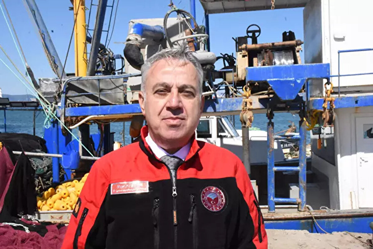 2024-2025 sezonunda İzmir'de hamsi, sardalya, istavrit, tirsi balığı başta olmak üzere toplam 10 bin tonun üzerinde su ürünleri avcılığı yapıldığını dile getiren İzmir İl Tarım ve Orman Müdürü Mustafa Şahin, "Ege Bölgesi'nde ağırlıklı olarak sardalya avcılığı yapılıyor, bölgede de dönem içinde 4 bin ton civarında hamsi avcılığı yapıldı. Sürdürülebilir bir avcılığın olması için bu sene kota uygulamasına hamsi ile başladık. Önümüzdeki süreçte türlerdeki denizdeki popülasyona bağlı olarak aynı şekilde kotalar gelebilir" dedi.