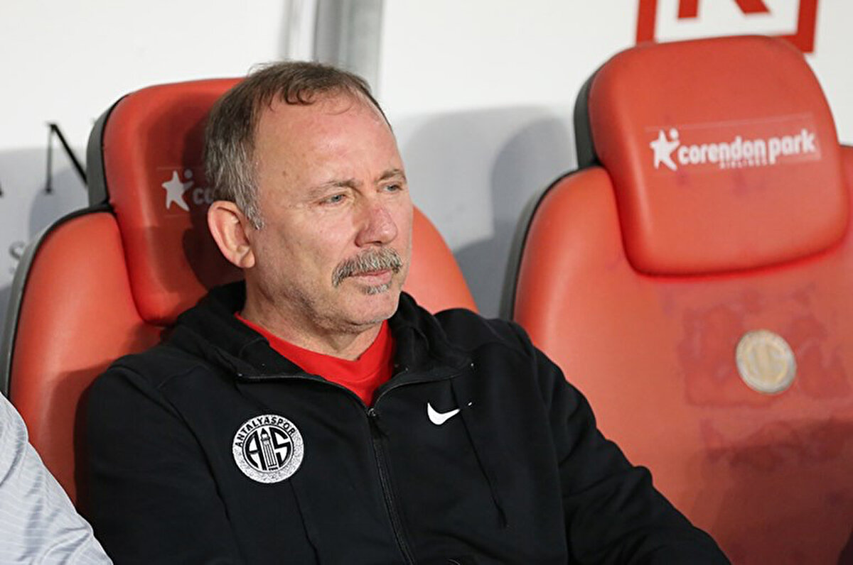 Sergen Yalçın, Ekol TV ekranlarında Süper Lig'den düşecek takımlara dair çarpıcı bir iddiada bulundu. İşte Sergen Yalçın'ın açıklamaları:<br>