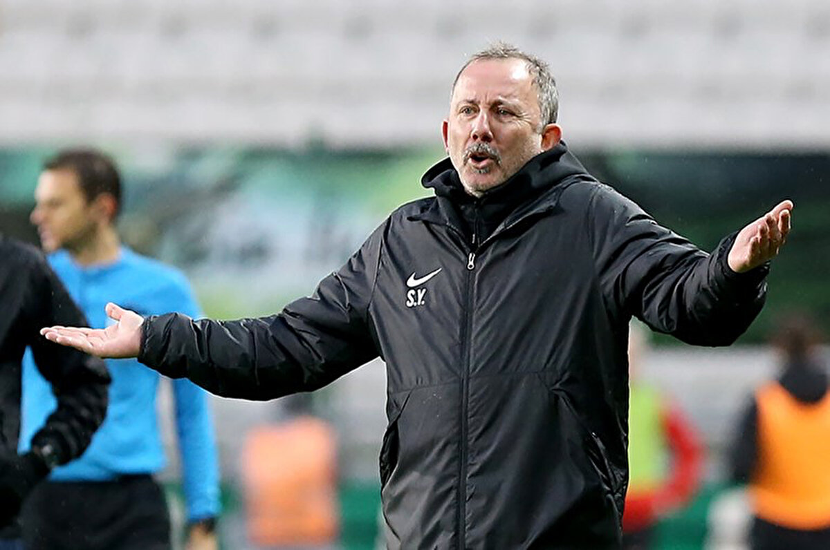 Beni burada şaşırtan tek takım Çaykur Rizespor. Ligin en iyi kadrolarından birine sahip, İlhan Hoca çok formsuz. Buradan İlhan Palut'a tek tavsiyem de şu, teknik direktör böyle zamanlarda lazım takıma, iyi giderken değil. İyi giderken herkes yapar, böyle zamanlarda lazım. Bu sene çok formsuz İlhan Palut ama o takıma lazımsın. İpin ucunu kaçırmış benim gördüğüm kadarıyla. Tecrübeli hocalar böyle dönemlerde ortaya çıkarlar ve o takımı toparlarlar.<br>