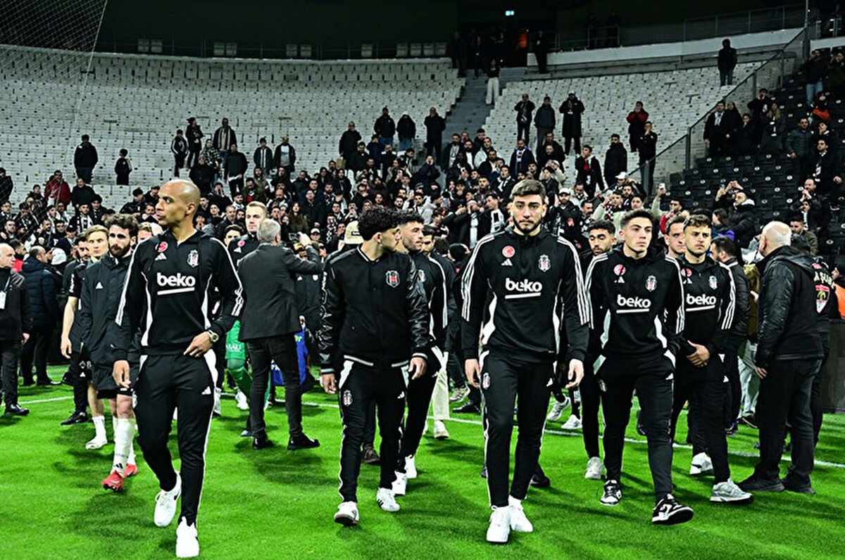 1- Sabah Gazetesi'nde yer alan habere göre; bazı oyuncuların sezonu kafasında bitirdiği düşünülüyor. Bu nedenle yolların ayrılacağı futbolcuların yapacağı görüşmeler için kapı açılacak.<br>