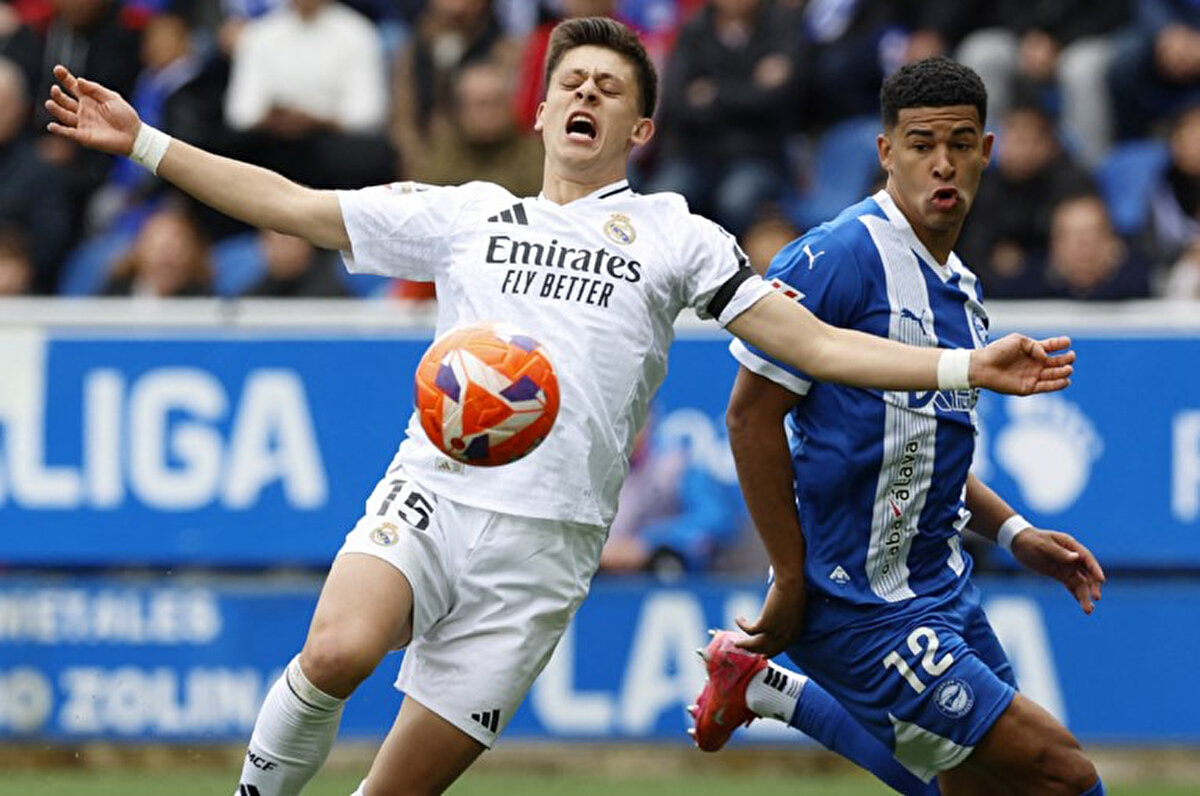 Marca, Arda Güler'in performansından övgüyle bahsetti ve genç yıldızın sahada sürekli skor kovaladığı belirtildi.<br>