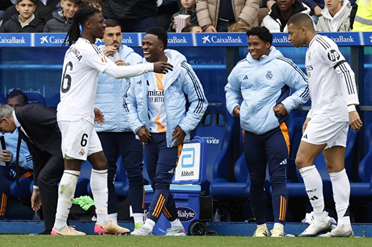 Carlo Ancelotti, Arda Güler'e Alaves maçının ilk 11'inde şans verdi. Eflatun-beyazlılar, 34. dakikada Camavinga'nın ayağından bulduğu golle maçı kazanırken 38. dakika Mbappe kırmızı kart görerek takımını 10 kişi bıraktı.<br>