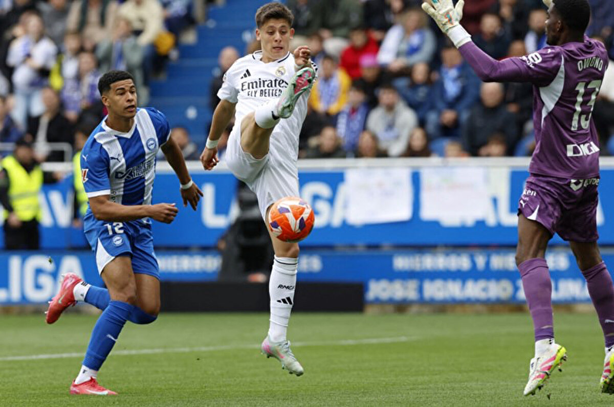62 dakika sahada kalan Arda Güler, yerini Bellingham'a bırakırken milli futbolcunun performansı İspanya'da gündem oldu.<br>