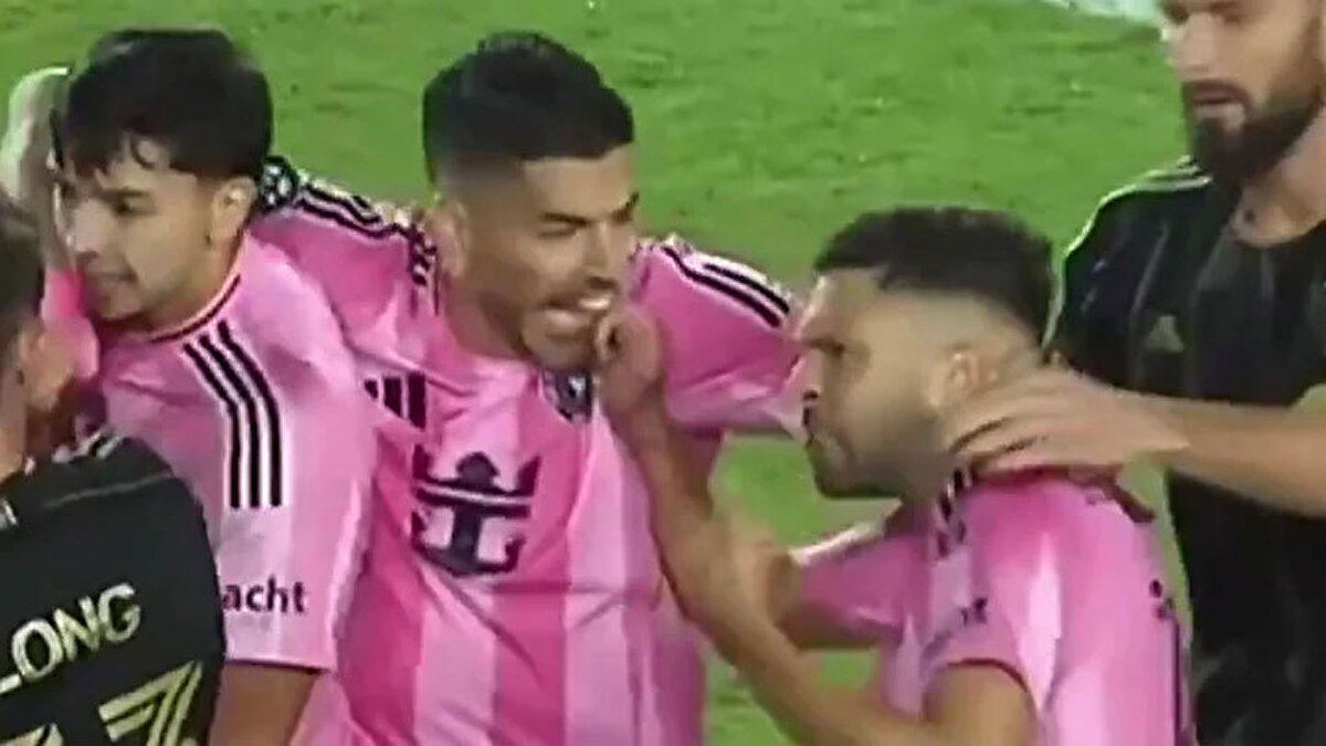 Bir anda oluşan arbedede, Fransız futbolcu Olivier Giroud, Jordi Alba'yı boynundan tutarken, Suarez de İspanyol yıldızın elini ısırdı.<br>