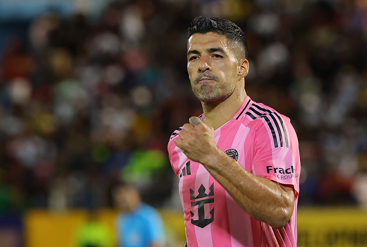 Sosyal medyada yayılan bir videoda, Luis Suarez'in takım arkadaşı Jordi Alba'nın elini ısırdığı görüldü.<br>